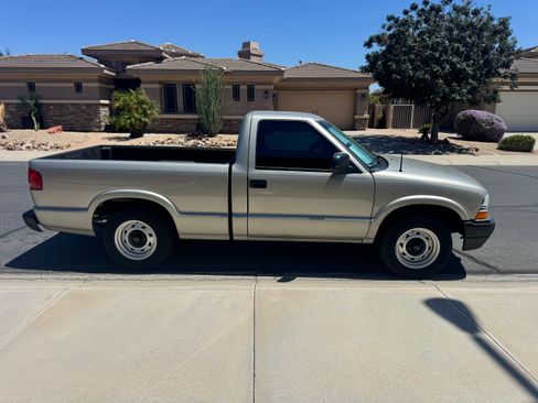 Used 2003 Chevrolet S10 Pickup 2WD Regular Cab image 1