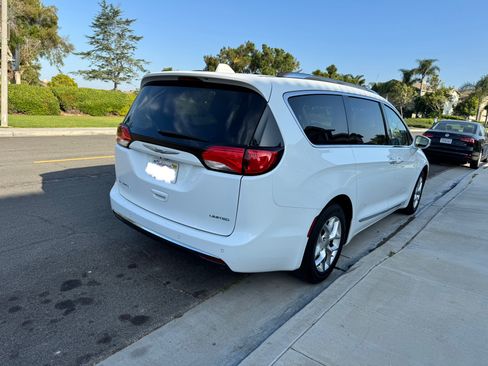 Used 2020 Chrysler Pacifica Limited image 8