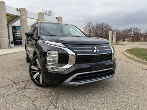 Used 2025 Mitsubishi Outlander SE image 1
