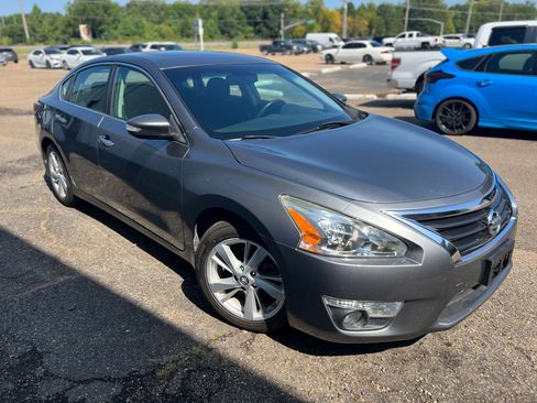 Used 2015 Nissan Altima 2.5 SV w/ Convenience Package FWD image 8