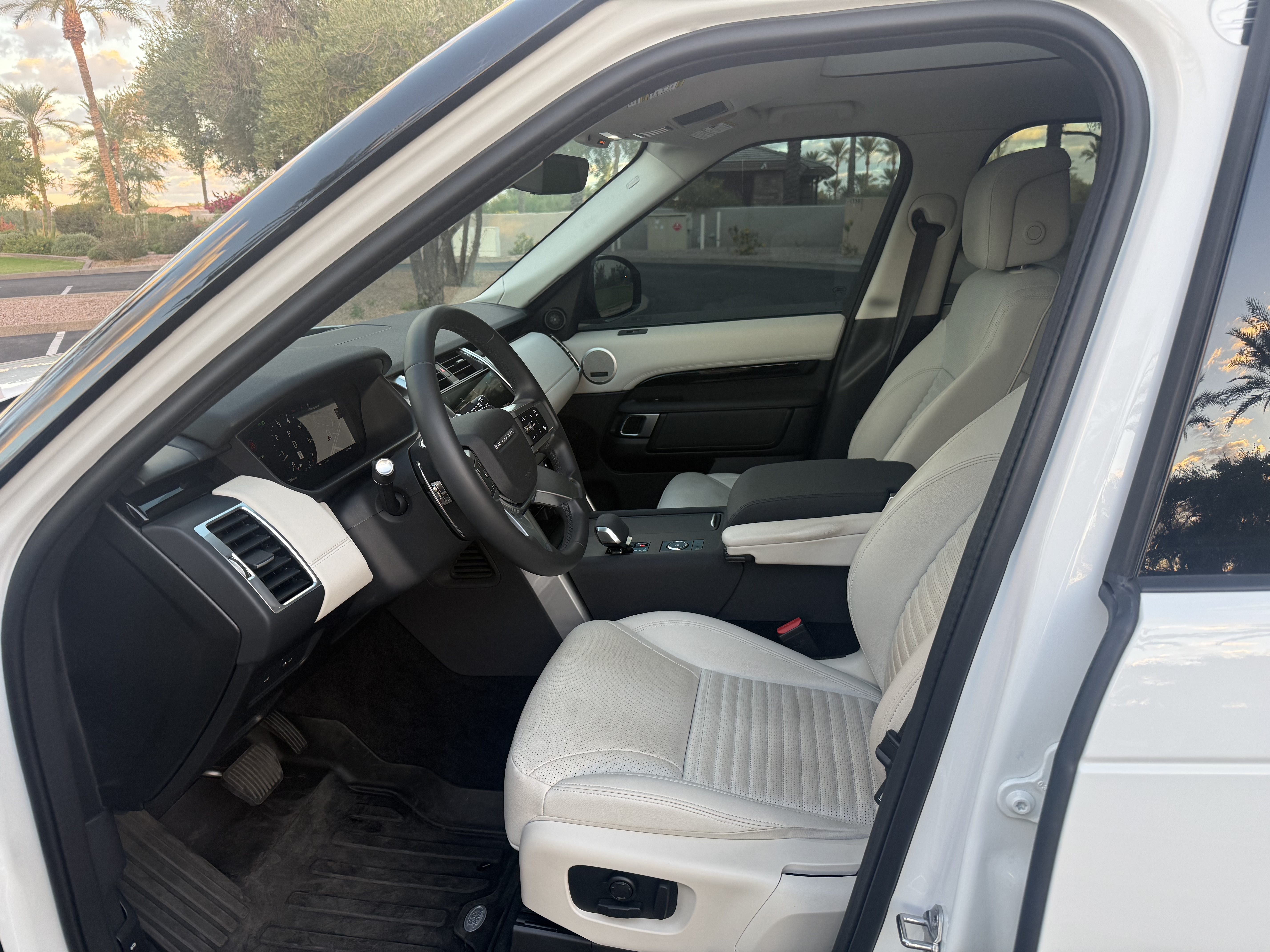 Used 2025 Land Rover Discovery S AWD/4WD image 10