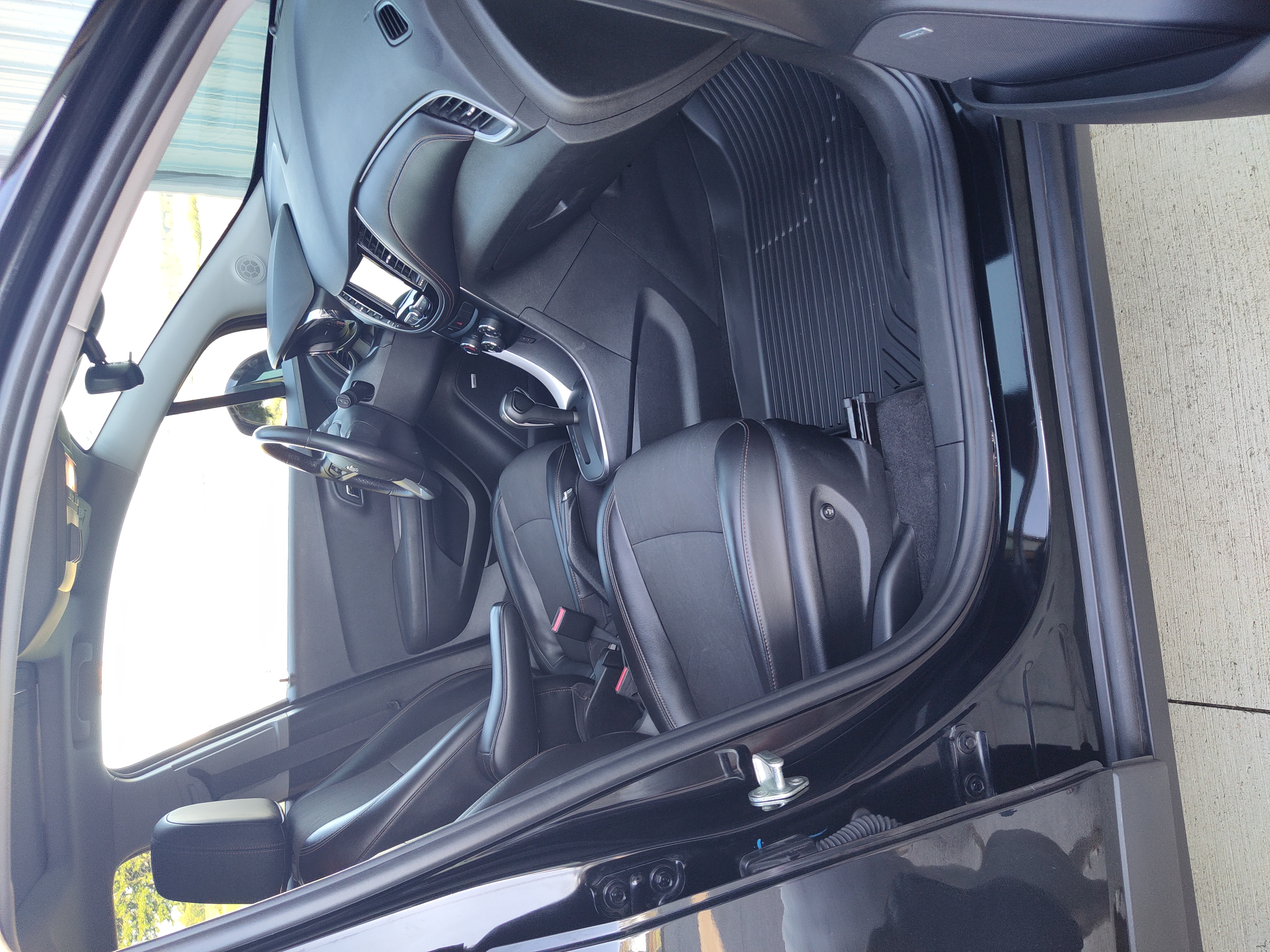 Used 2019 Chevrolet Trax LT w/ Sun & Sound Package AWD/4WD image 4
