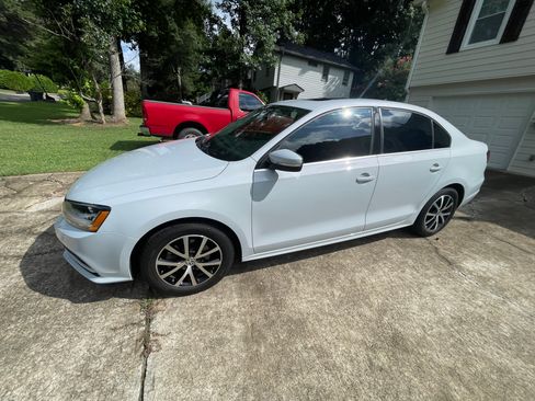 Used 2017 Volkswagen Jetta SE FWD image 1