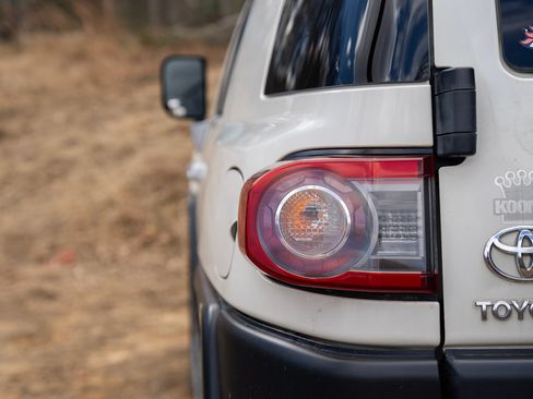 Used 2012 Toyota FJ Cruiser Sport Utility 2D w/ Upgrade Pkg image 17