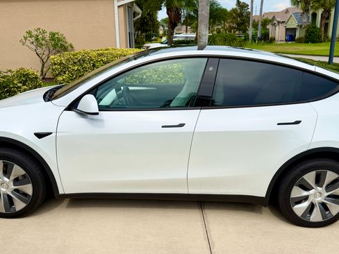 Used 2023 Tesla Model Y Long Range AWD/4WD image 1