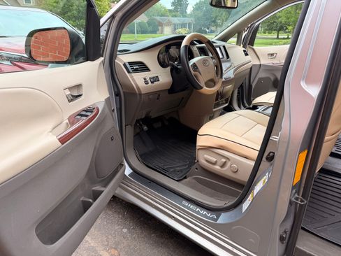 Used 2011 Toyota Sienna XLE w/ Premium Pkg FWD image 15