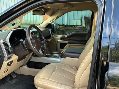 Used 2018 Ford F150 Lariat w/ Equipment Group 502A Luxury AWD/4WD image 4