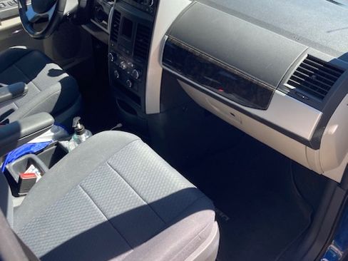 Used 2010 Dodge Grand Caravan SXT image 5