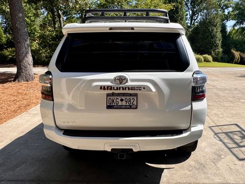Used 2018 Toyota 4Runner SR5 AWD/4WD image 9