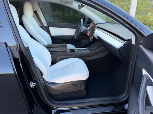 Used 2022 Tesla Model Y Performance AWD/4WD image 16