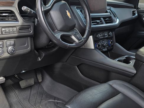 Used 2022 Chevrolet Suburban LT image 8