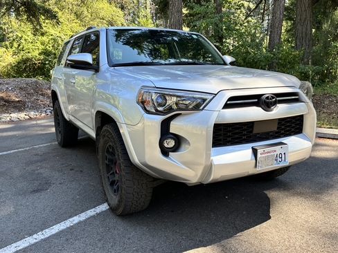 Used 2022 Toyota 4Runner SR5 Premium w/ 4Runner Black Package (TMS) AWD/4WD image 2