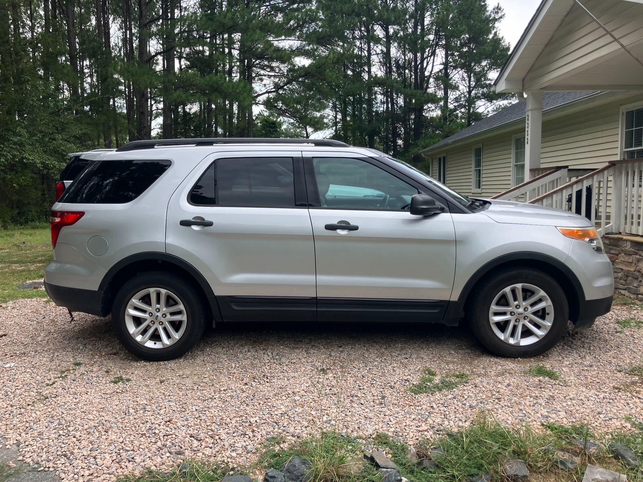 Used 2015 Ford Explorer FWD image 1