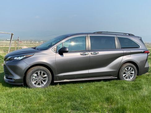 Used 2021 Toyota Sienna XLE FWD image 2