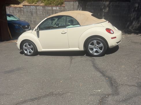 Used 2006 Volkswagen Beetle Convertible w/ Package 2 FWD image 4