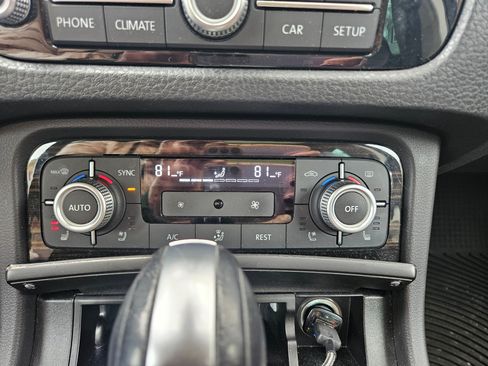 Used 2017 Volkswagen Touareg Executive image 9