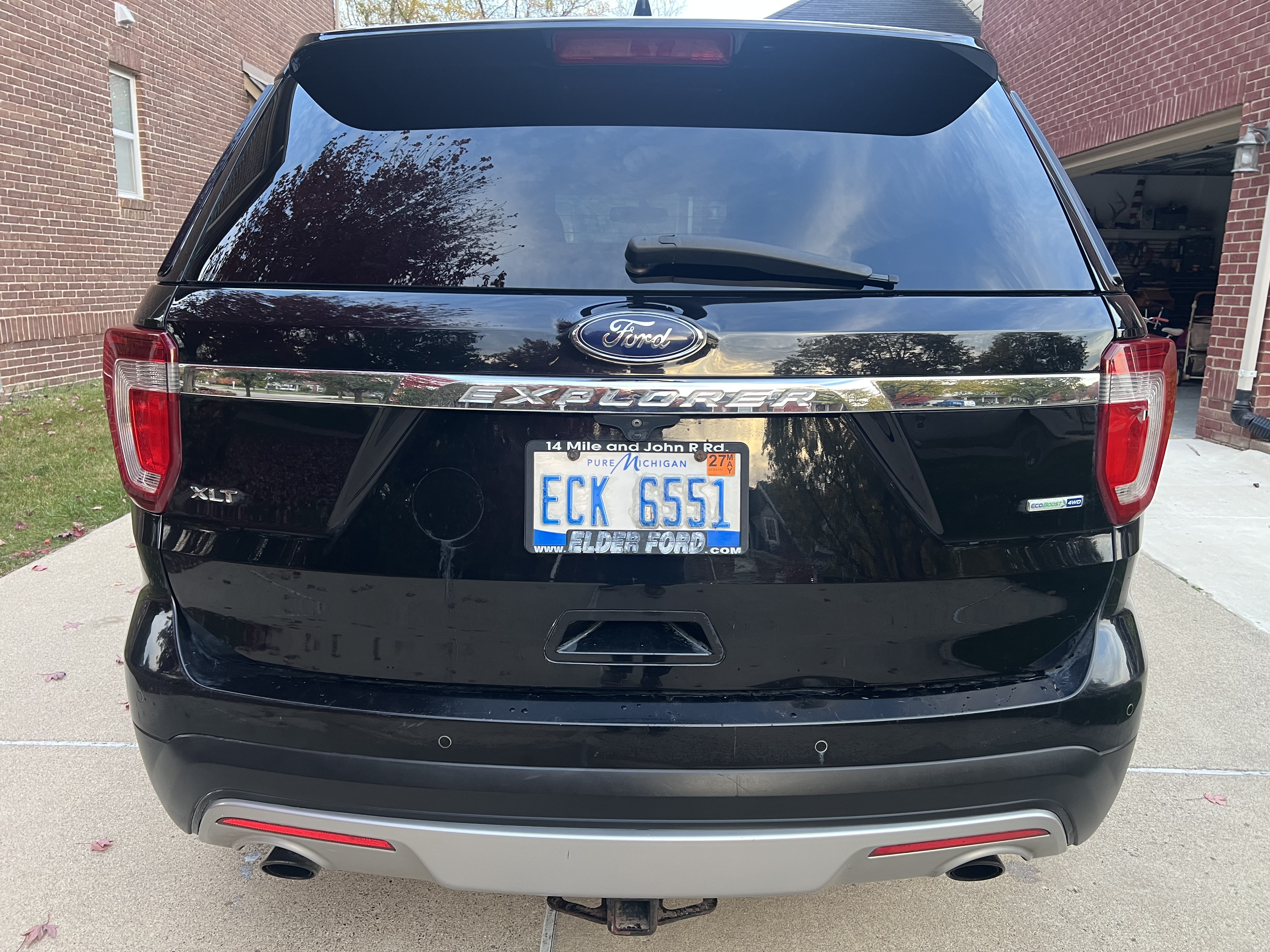 Used 2017 Ford Explorer XLT w/ Equipment Group 202A AWD/4WD image 9