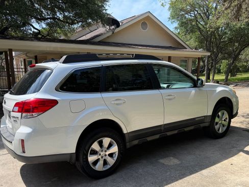 Used 2011 Subaru Outback 3.6R Limited w/ PWR Moonroof Pkg AWD/4WD image 2