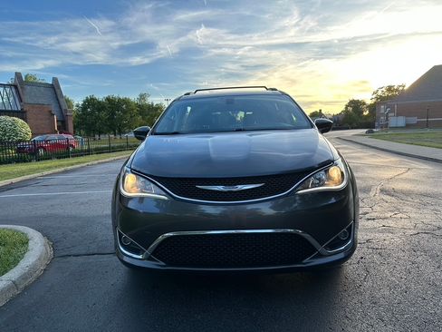 Used 2017 Chrysler Pacifica Touring-L FWD image 1