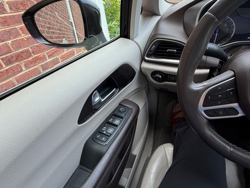 Used 2017 Chrysler Pacifica Touring-L Plus FWD image 19