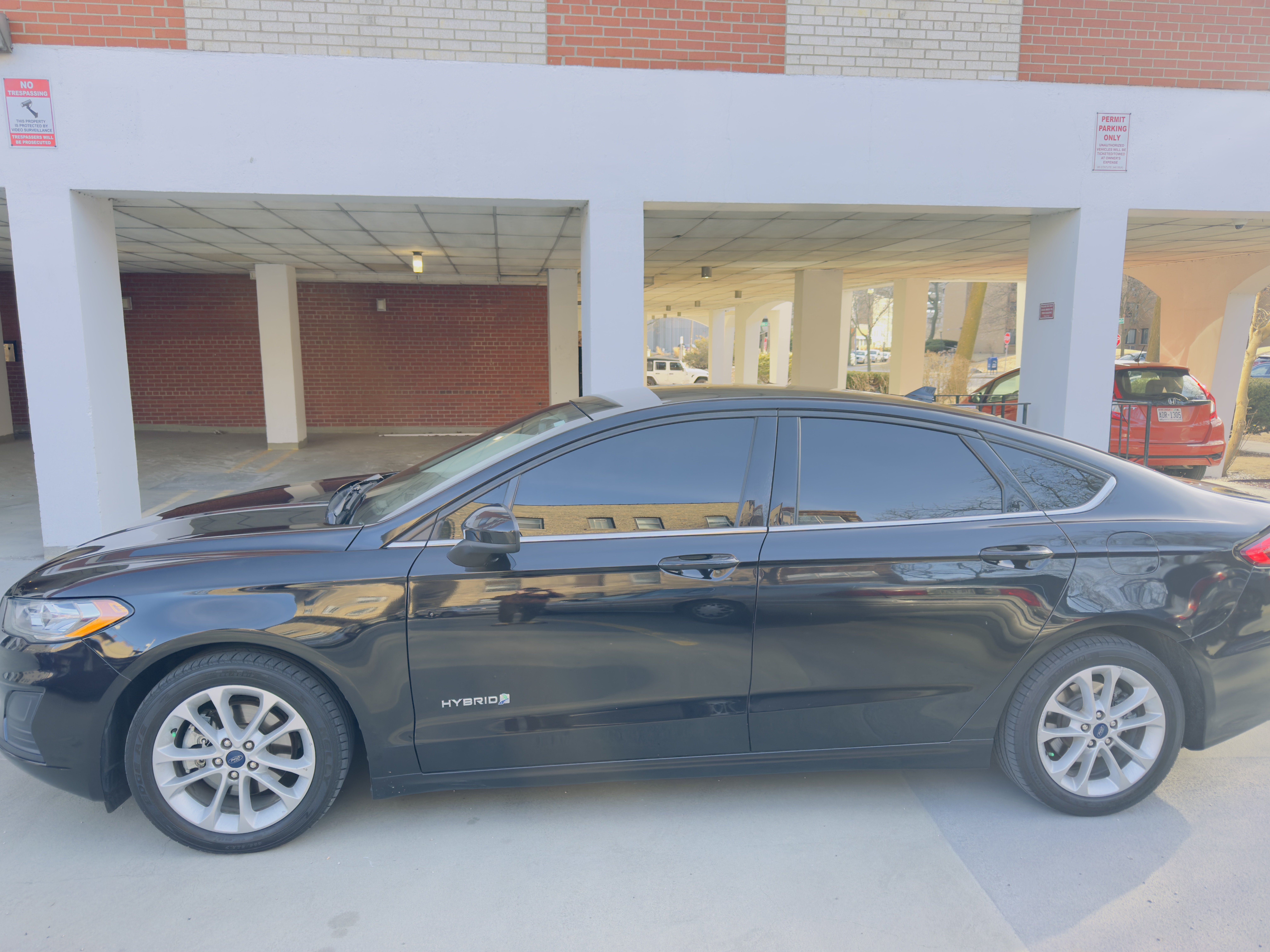 Used 2019 Ford Fusion SE FWD image 2