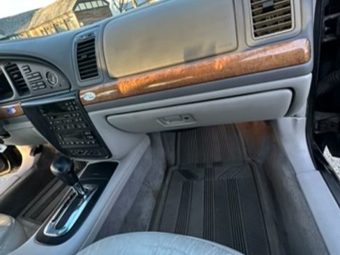 Used 2001 Lincoln Continental image 15