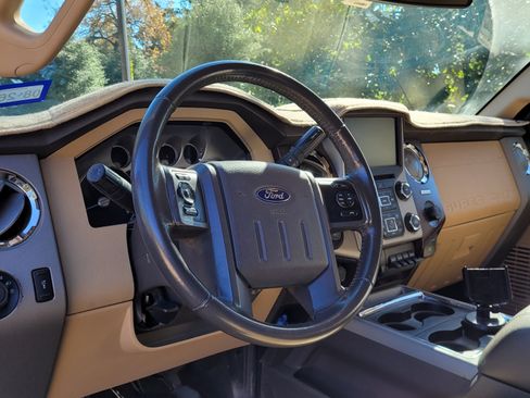 Used 2016 Ford F250 Lariat w/ Lariat Interior Package image 9