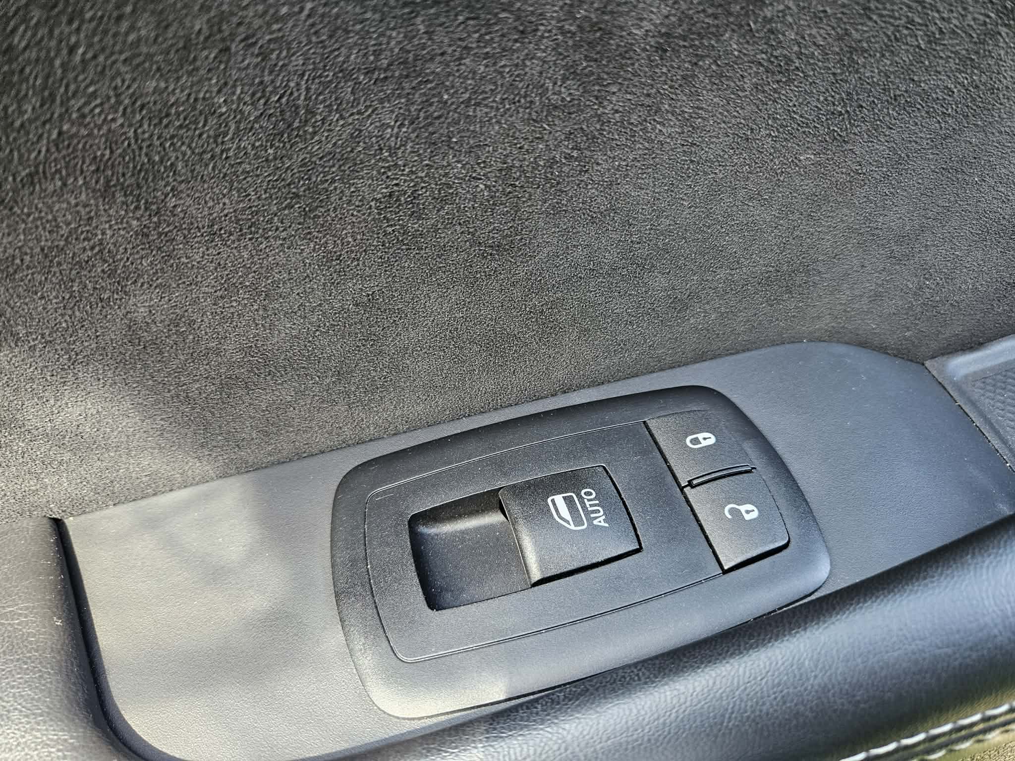 Used 2015 Dodge Challenger SRT Hellcat RWD image 16