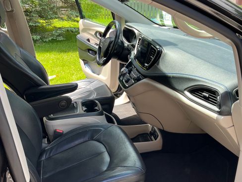 Used 2021 Chrysler Pacifica Touring-L image 12