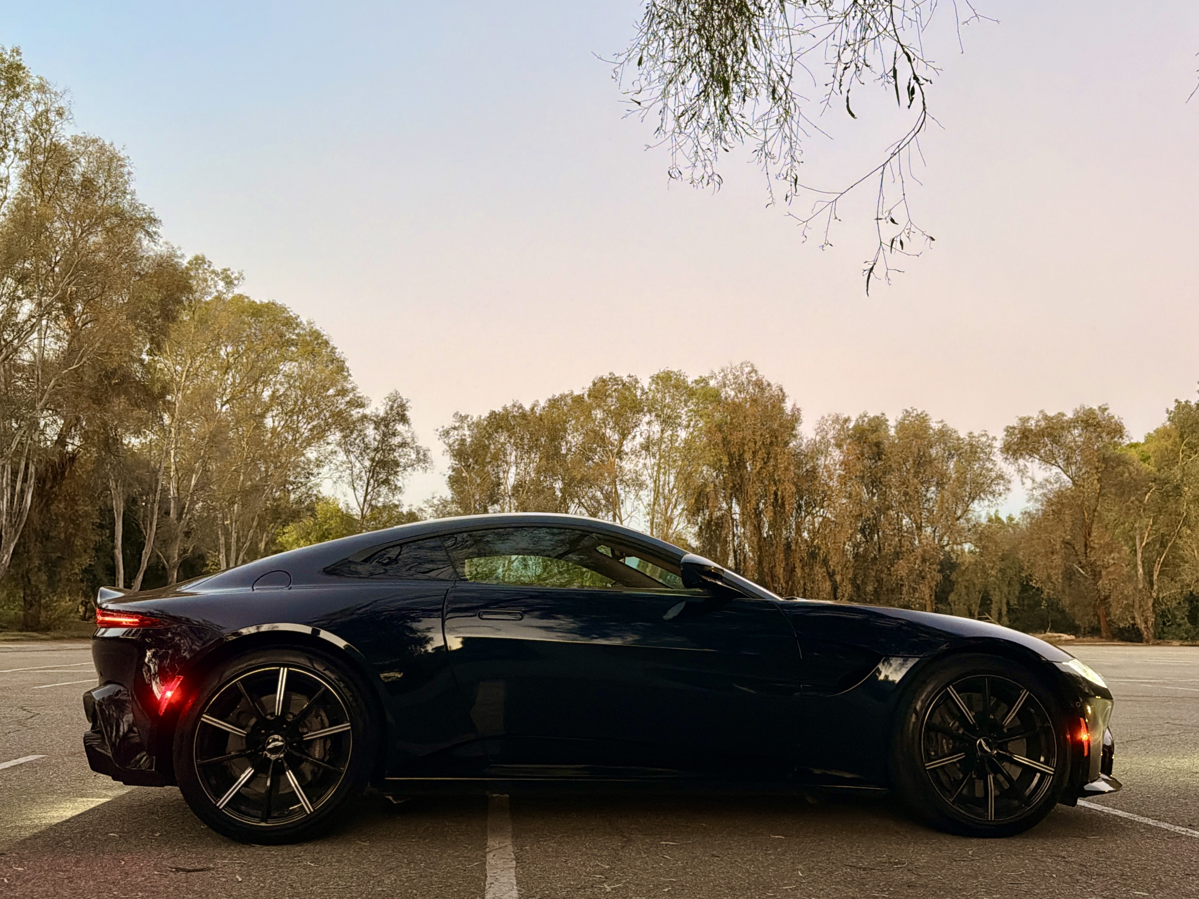 Used 2019 Aston Martin V8 Vantage Coupe RWD image 8