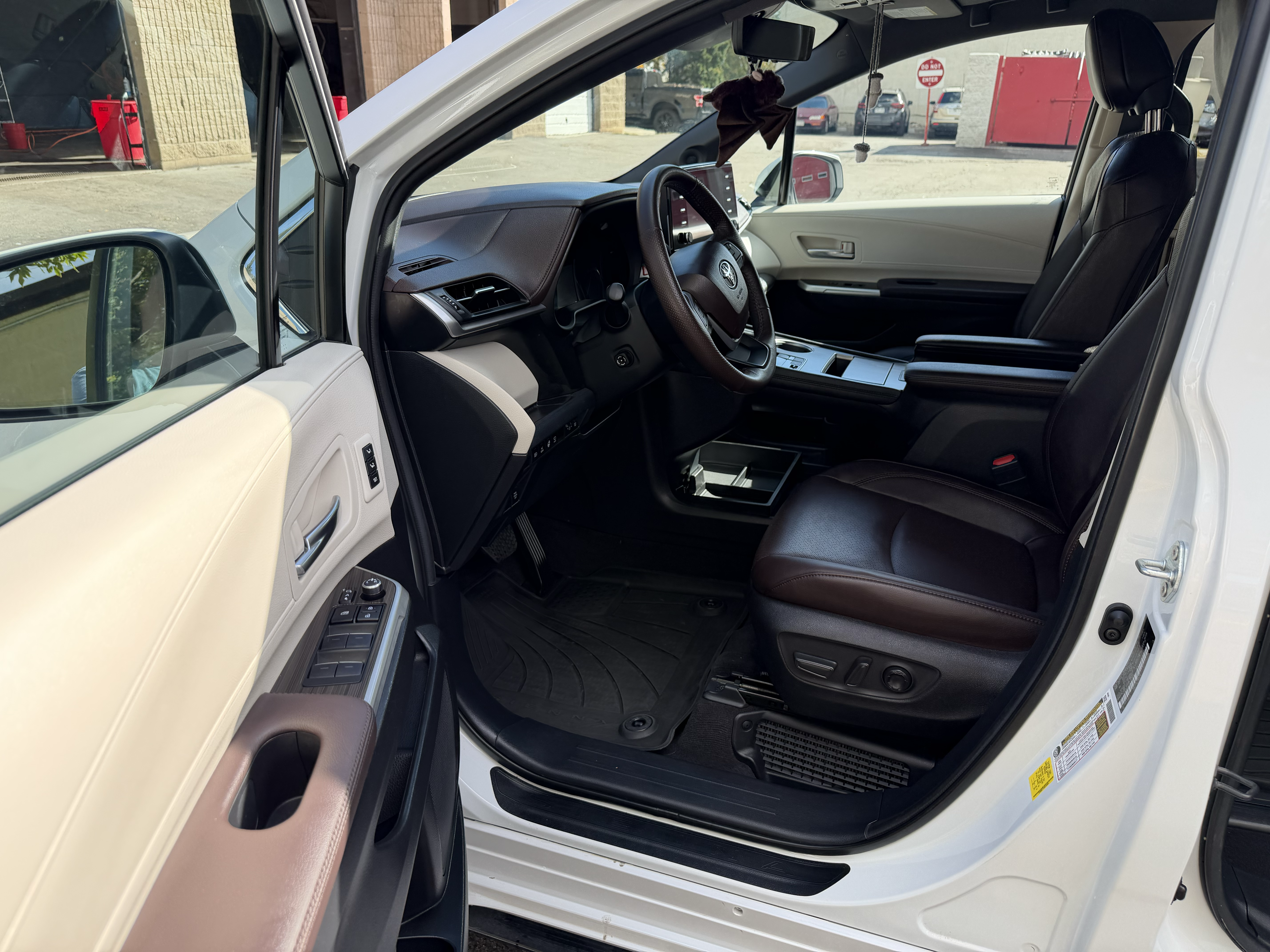 Used 2024 Toyota Sienna Platinum AWD/4WD image 9