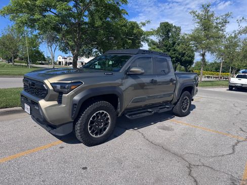 Used 2025 Toyota Tacoma TRD Off-Road AWD/4WD image 4