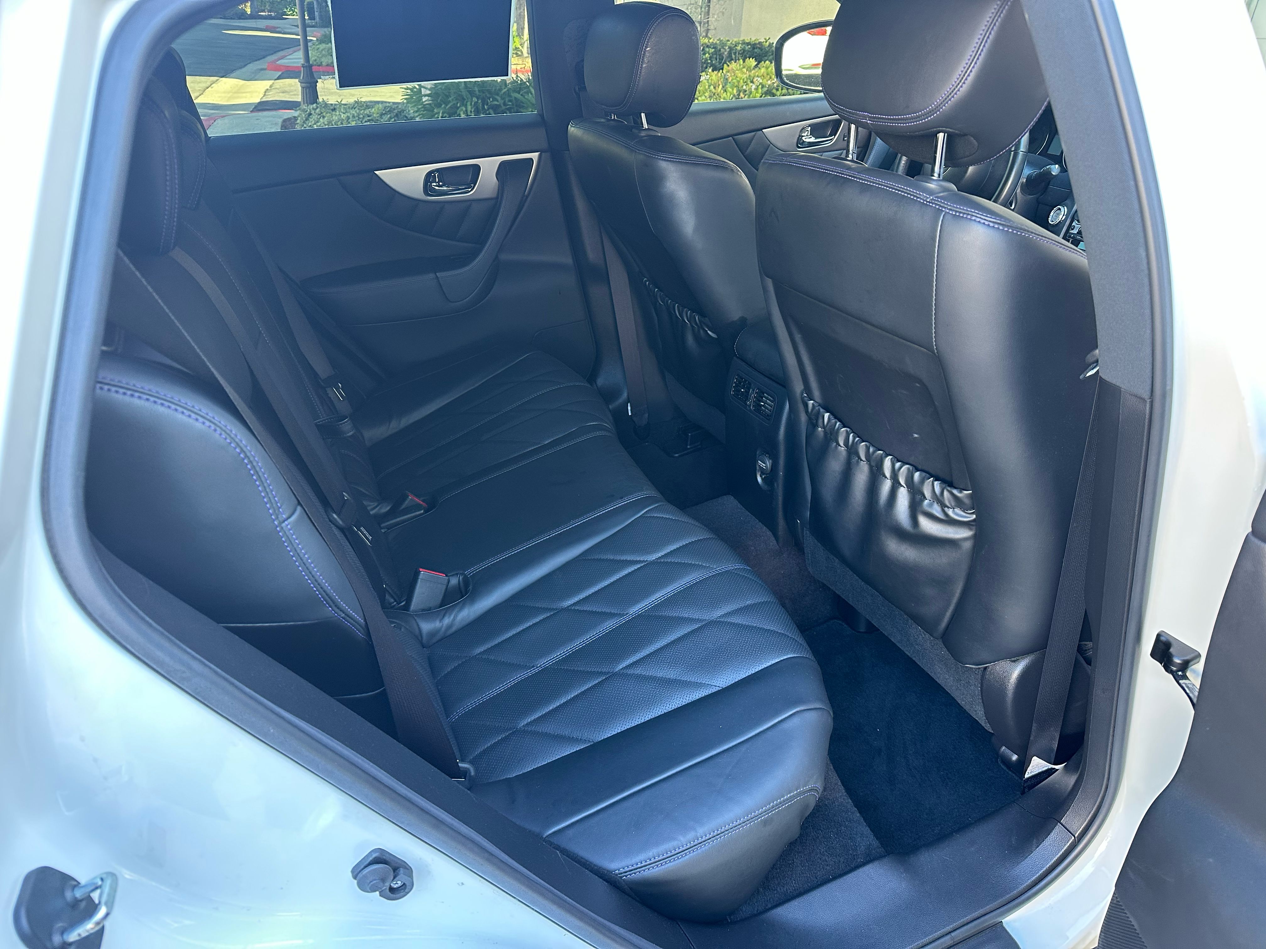 Used 2017 INFINITI QX70 3.7 w/ Premium Package RWD image 5