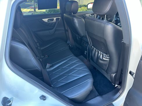 Used 2017 INFINITI QX70 3.7 w/ Premium Package image 5
