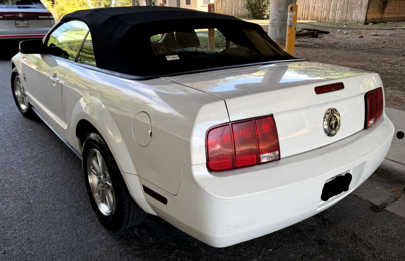 Used 2009 Ford Mustang Convertible RWD image 2