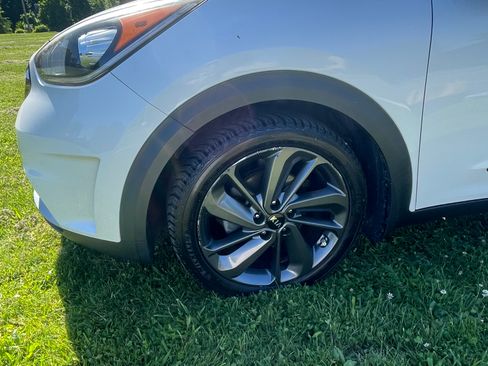 Used 2017 Kia Niro w/ Paint Protection Package FWD image 2