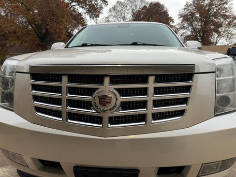 Used 2013 Cadillac Escalade Luxury AWD/4WD image 5
