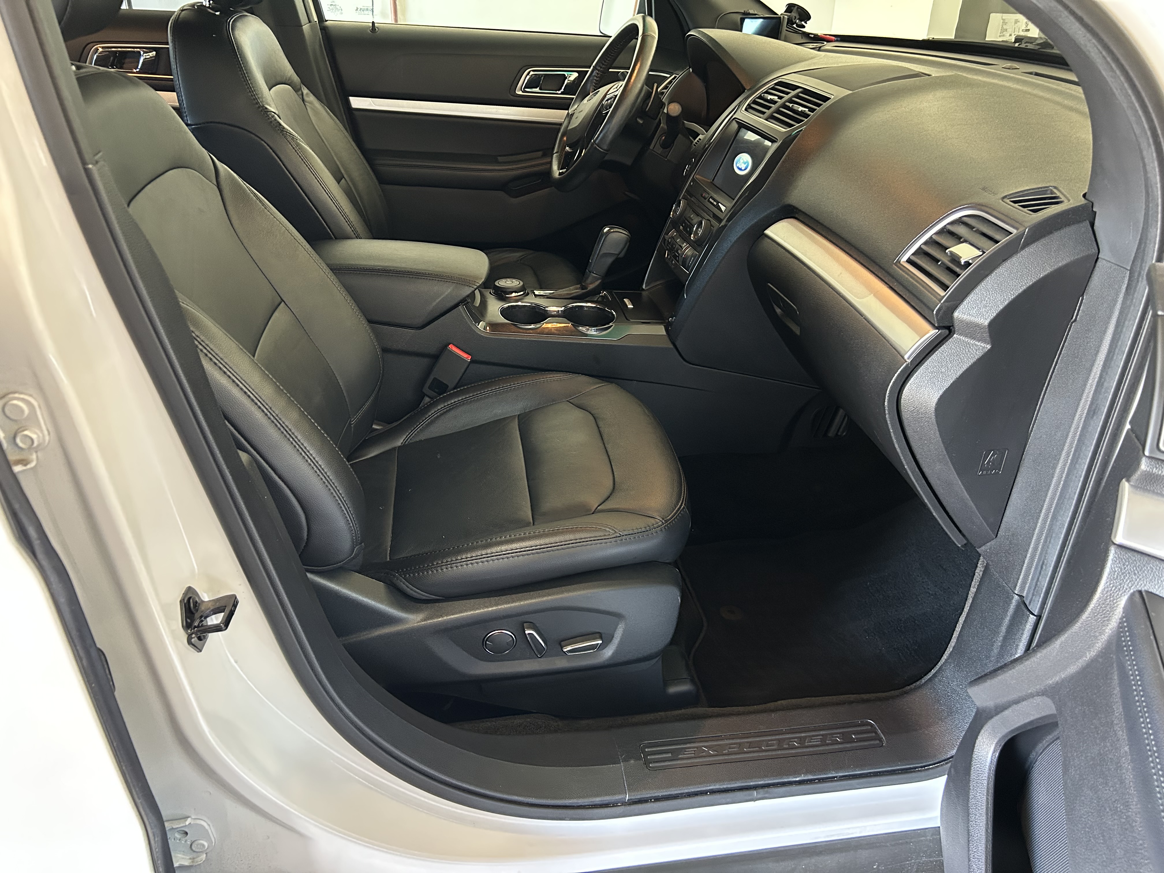 Used 2017 Ford Explorer XLT w/ Equipment Group 202A AWD/4WD image 14
