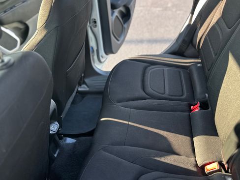 Used 2019 Jeep Renegade Latitude FWD image 11