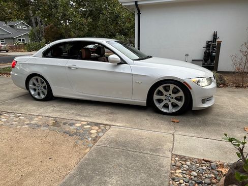 Used 2013 BMW 335i Convertible RWD image 9