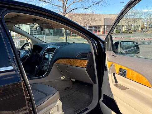 Used 2013 Lincoln MKX AWD image 4