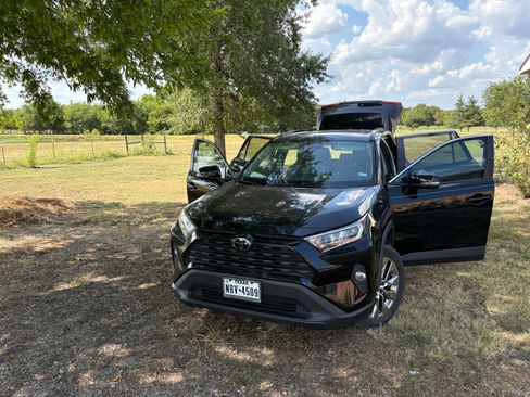 Used 2019 Toyota RAV4 XLE Premium FWD image 4
