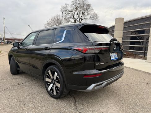 Used 2025 Mitsubishi Outlander SE image 11