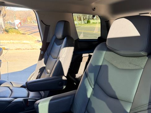 Used 2018 Cadillac Escalade Luxury image 11