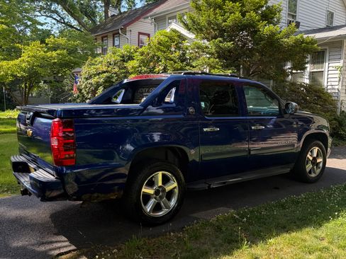 Used 2013 Chevrolet Avalanche LT w/ All-Star Edition AWD/4WD image 4