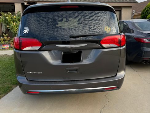 Used 2017 Chrysler Pacifica Touring-L FWD image 16