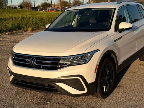 Used 2023 Volkswagen Tiguan SE image 2