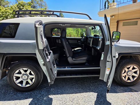 Used 2014 Toyota FJ Cruiser 4WD w/ Upgrade Package image 22