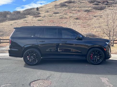 Used 2024 Cadillac Escalade Sport w/ LPO, ONYX Package image 4