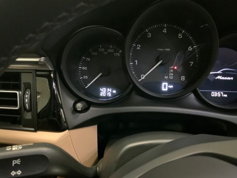 Used 2024 Porsche Macan image 16